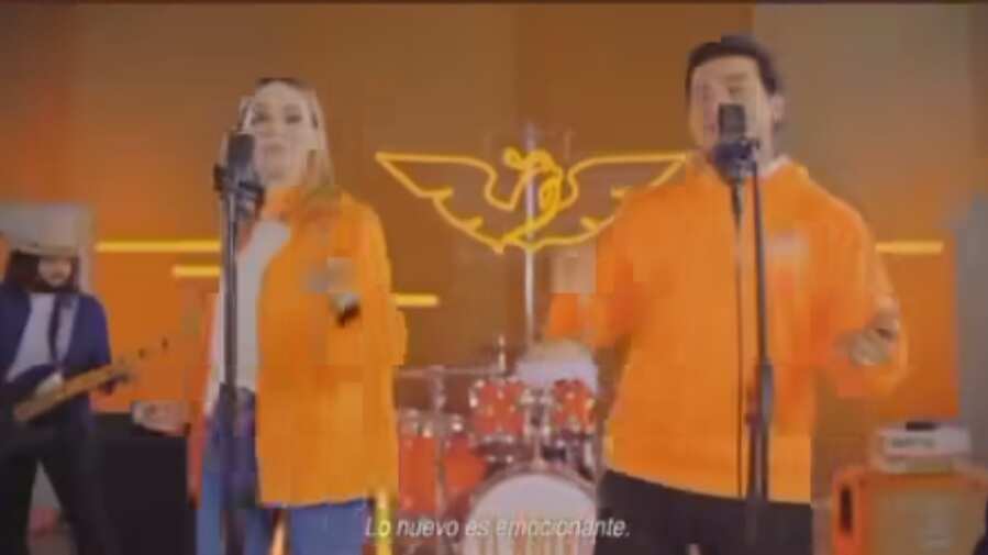 En el video ambos aparecen con ropa naranja.