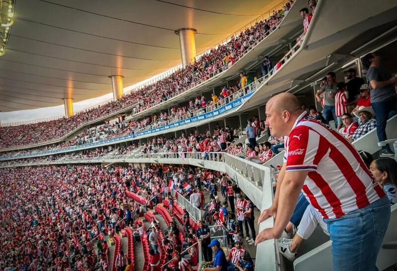 Samuel García y Enrique Alfaro disfrutan juntos de la final entre Chivas y Tigres.