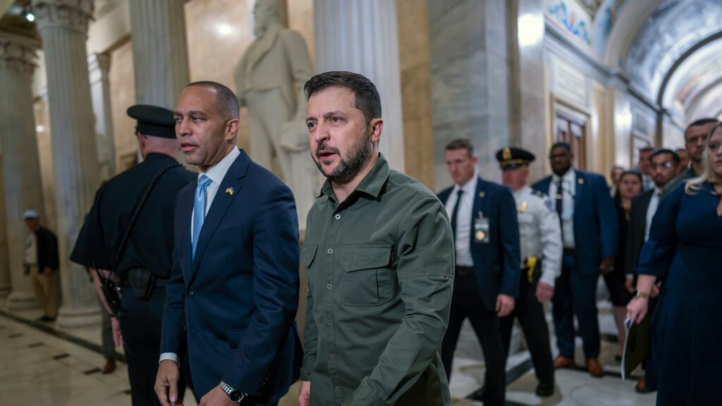 Zelenski deja la Casa Blanca con futuro incierto sobre apoyo militar de EE.UU.