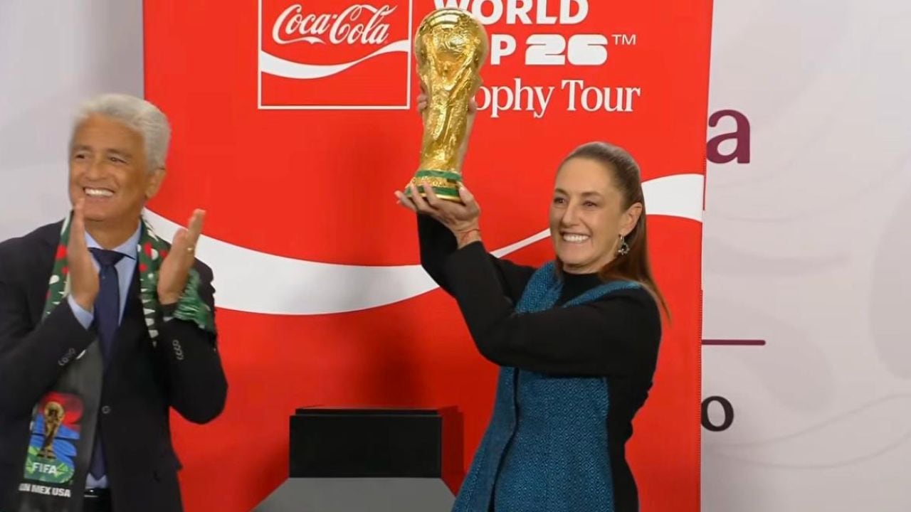 Así fue el momento en que Sheinbaum cargó la Copa del Mundo en Palacio Nacional