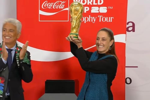 Así fue el momento en que Sheinbaum cargó la Copa del Mundo en Palacio Nacional