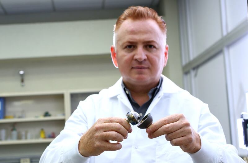 Investigadores de UANL prueban prótesis de cadera