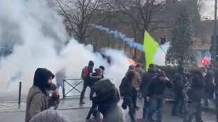 Violencia de manifestantes eclipsan las protestas por el cambio de edad en la ley de jubilación de Francia