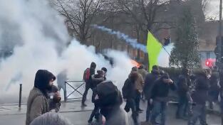 Violencia de manifestantes eclipsan las protestas por el cambio de edad en la ley de jubilación de Francia