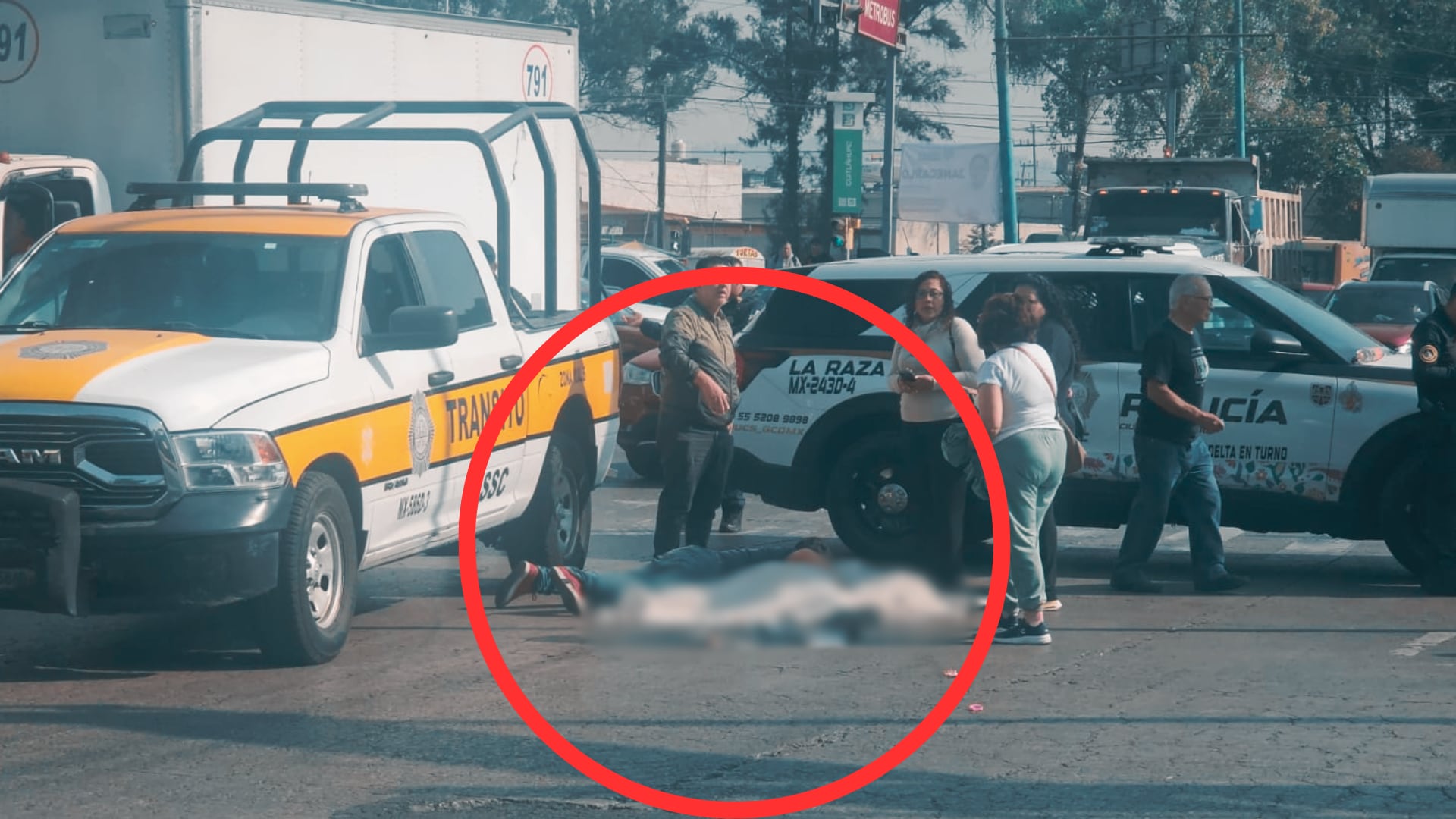 La mujer caminaba con su hijo cuando ocurrió el accidente; el menor sufrió heridas visibles y fue resguardado por la SSC