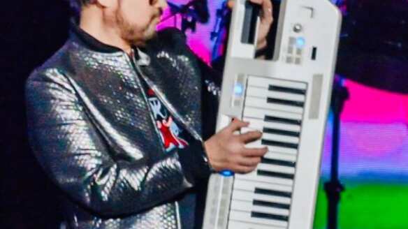 “A nosotras nos gustan con cabello natural”: Aleks Syntek desata una ola de burlas al decir que no le gustan las mujeres operadas