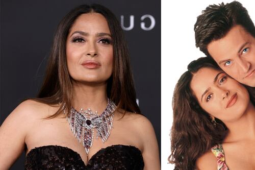 Salma Hayek confiesa que fue “de incógnito” al funeral de Matthew Perry