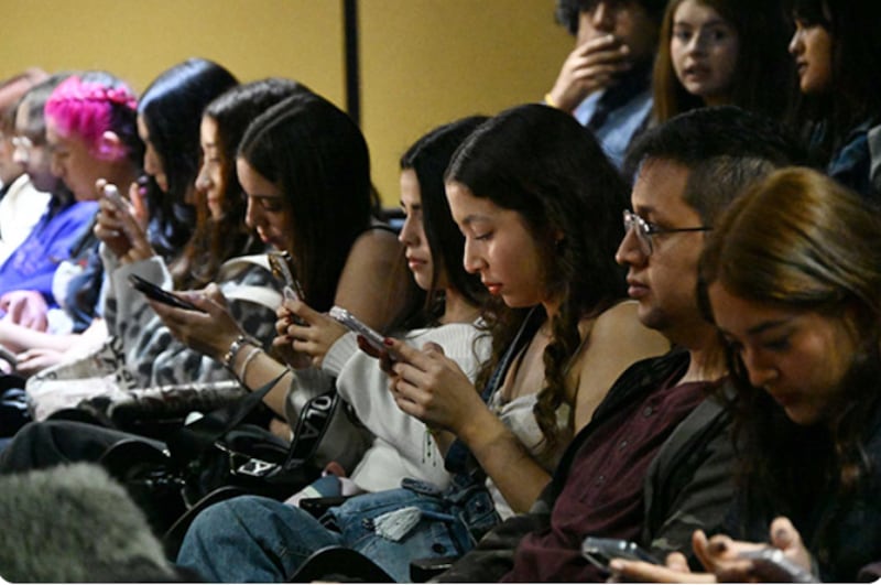 Estudiantes utilizando ChatGTP