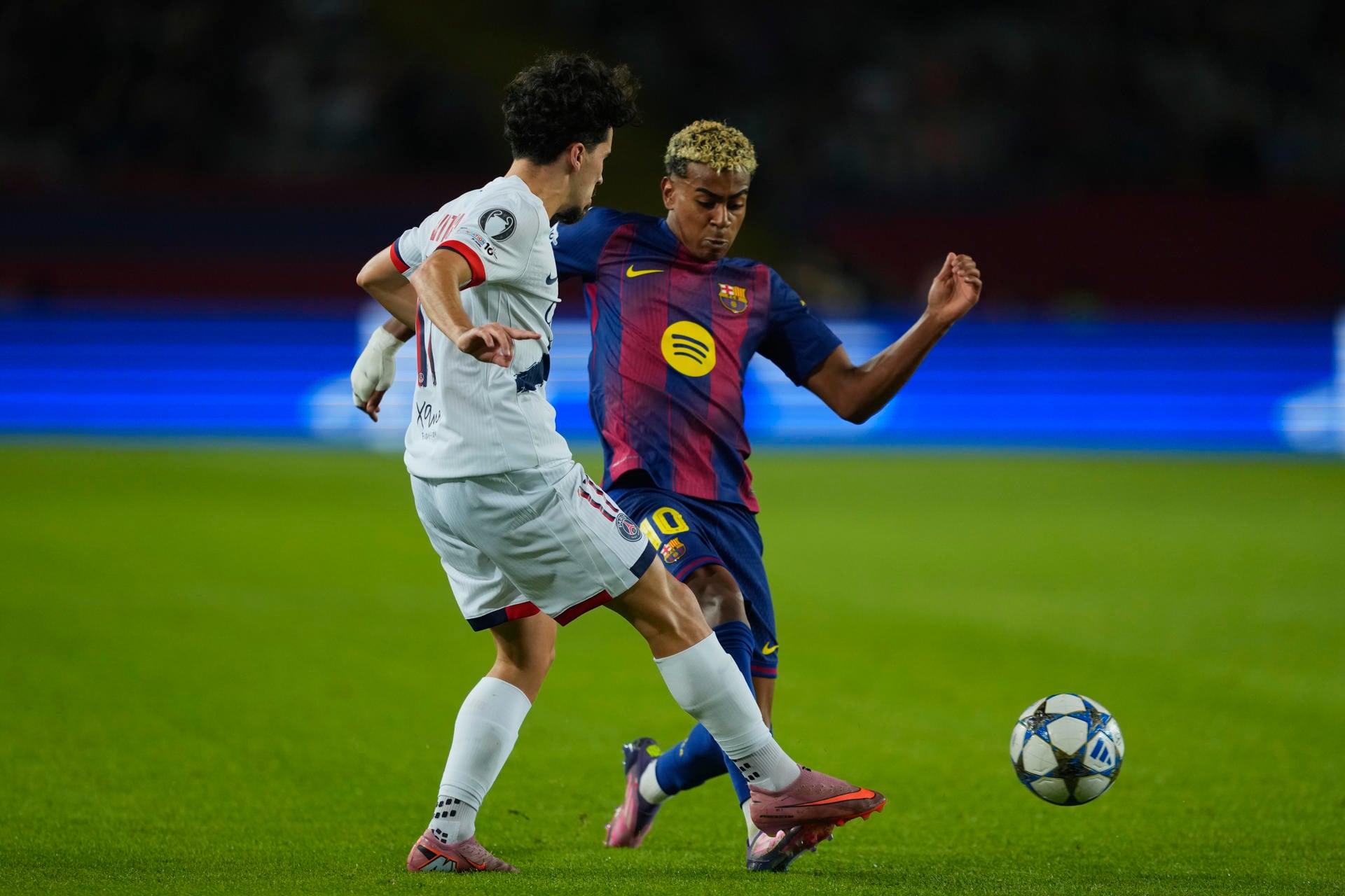 Lamine Yamal y Vitinha, en el Barcelona-PSG de esta temporada. EFE/Alejandro García.