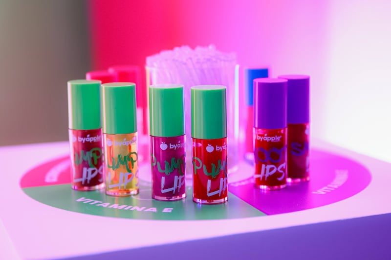 Dúos para labios y pestañas, iluminadores, tratamientos dermatológicos de alta eficacia, maquillaje con brillo de fiesta y rituales corporales que elevan cualquier rutina