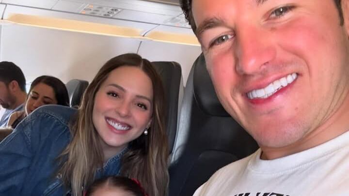 Muy sonriente, la familia compartió una imagen en sus redes sociales a bordo de un avión.