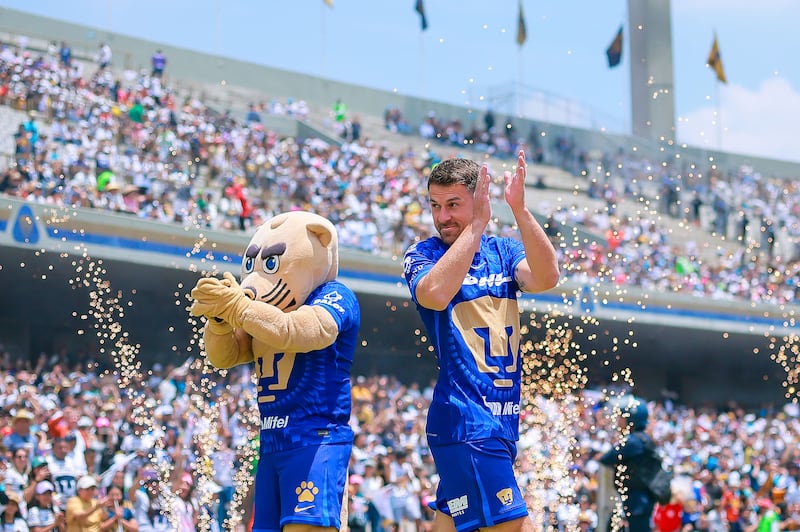 Aaron Ramsey fue arropado por la afición de Pumas en CU.