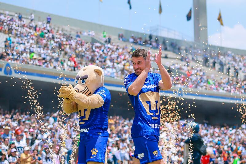 Aaron Ramsey fue arropado por la afición de Pumas en CU.