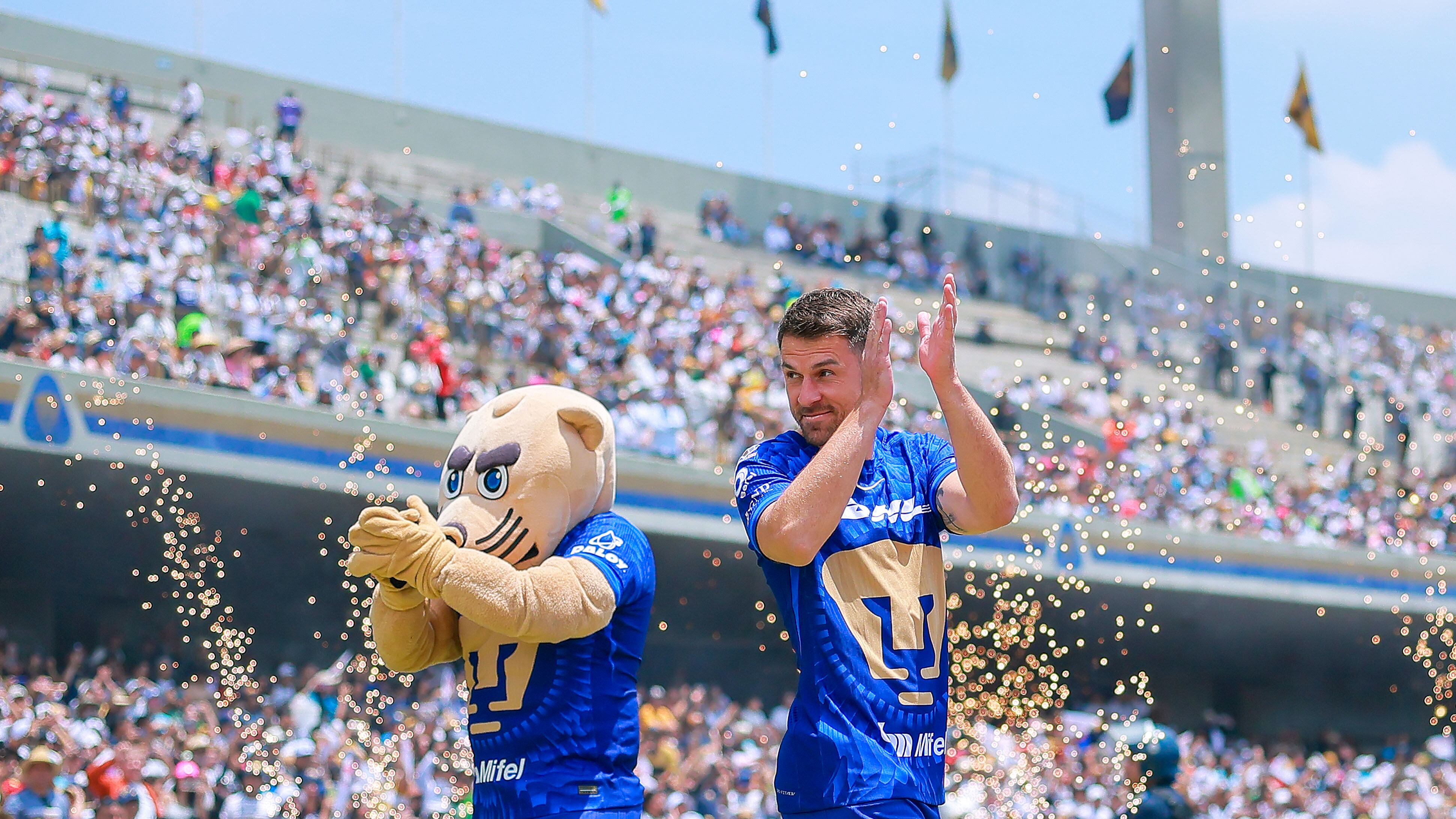 Aaron Ramsey fue arropado por la afición de Pumas en CU.