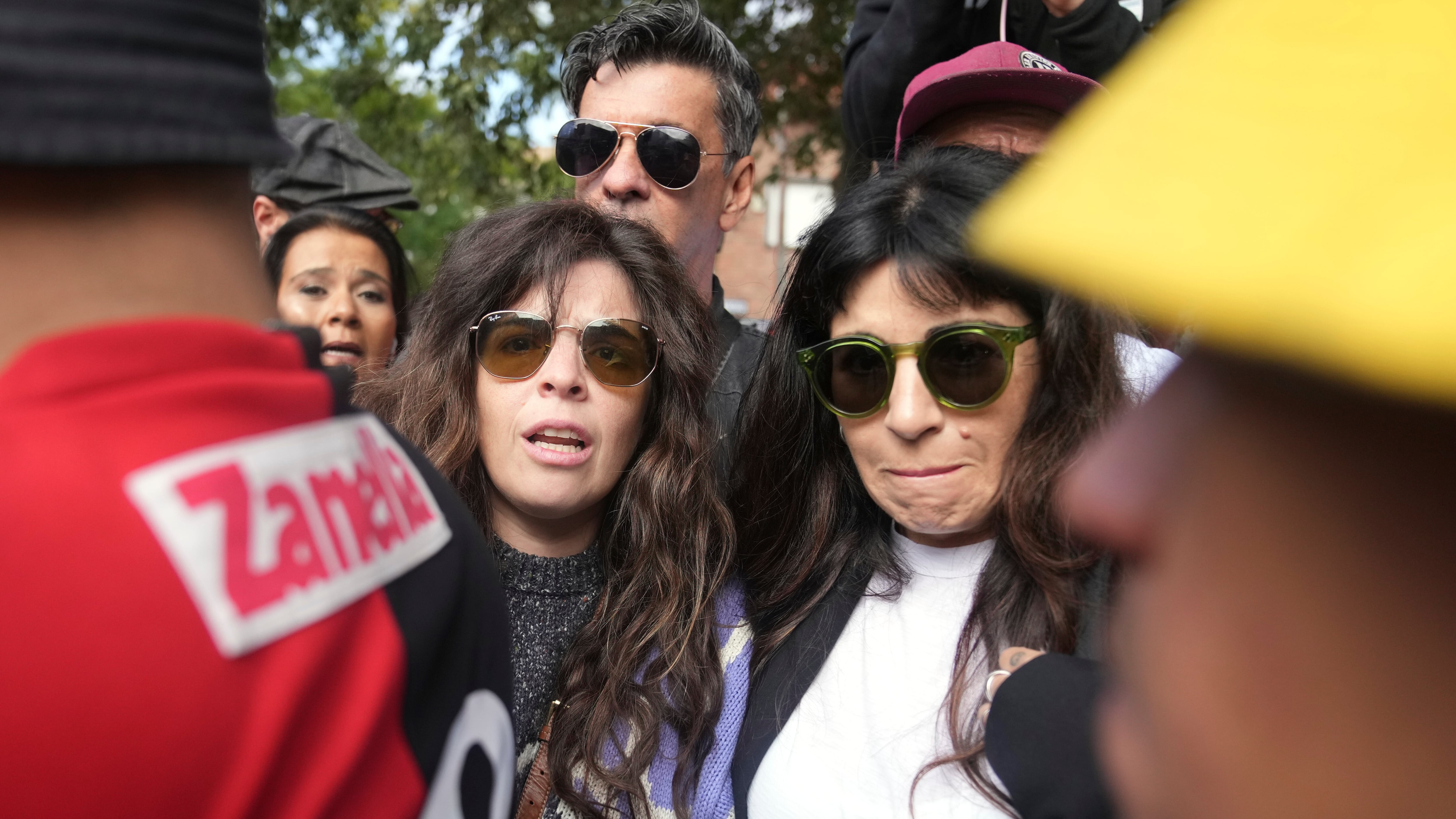 Dalma y Yanina Maradona, las hijas del fallecido astro del fútbol Diego Maradona, llegan al tribunal de San Isidro en las afueras de Buenos Aires para el primer día del juicio de homicidio por negligencia contra el equipo médico que trató a su padre, el martes 11 de marzo de 2025. (AP Foto/Natacha Pisarenko)