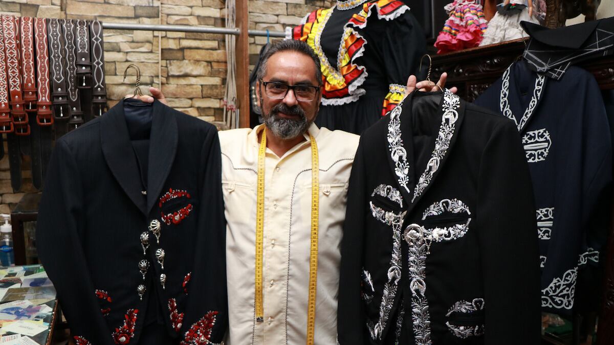 En este mes patrio muchos se vestirán de charro, pero sabes cuánto uno a la medida y hecho para ocasiones especiales, aquí te lo decimos