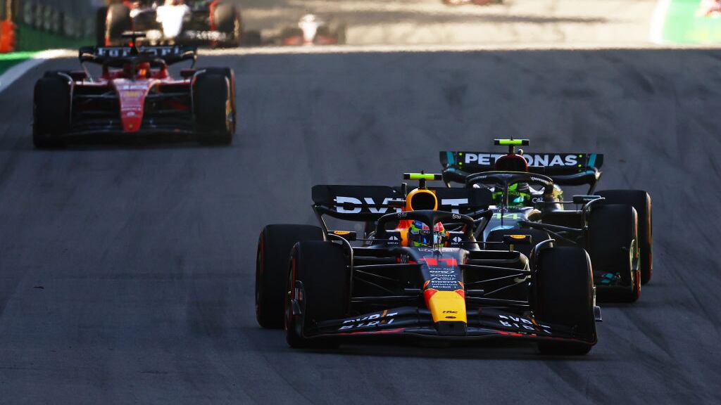 Checo Pérez intentará superar a Lewis Hamilton