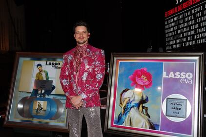 El cantante y compositor venezolano fue sorprendido con un disco Platino por su álbum EVA, Doble diamante y Triple Platino por su sencillo Ojos Marrones en el Teatro Metropólitan.