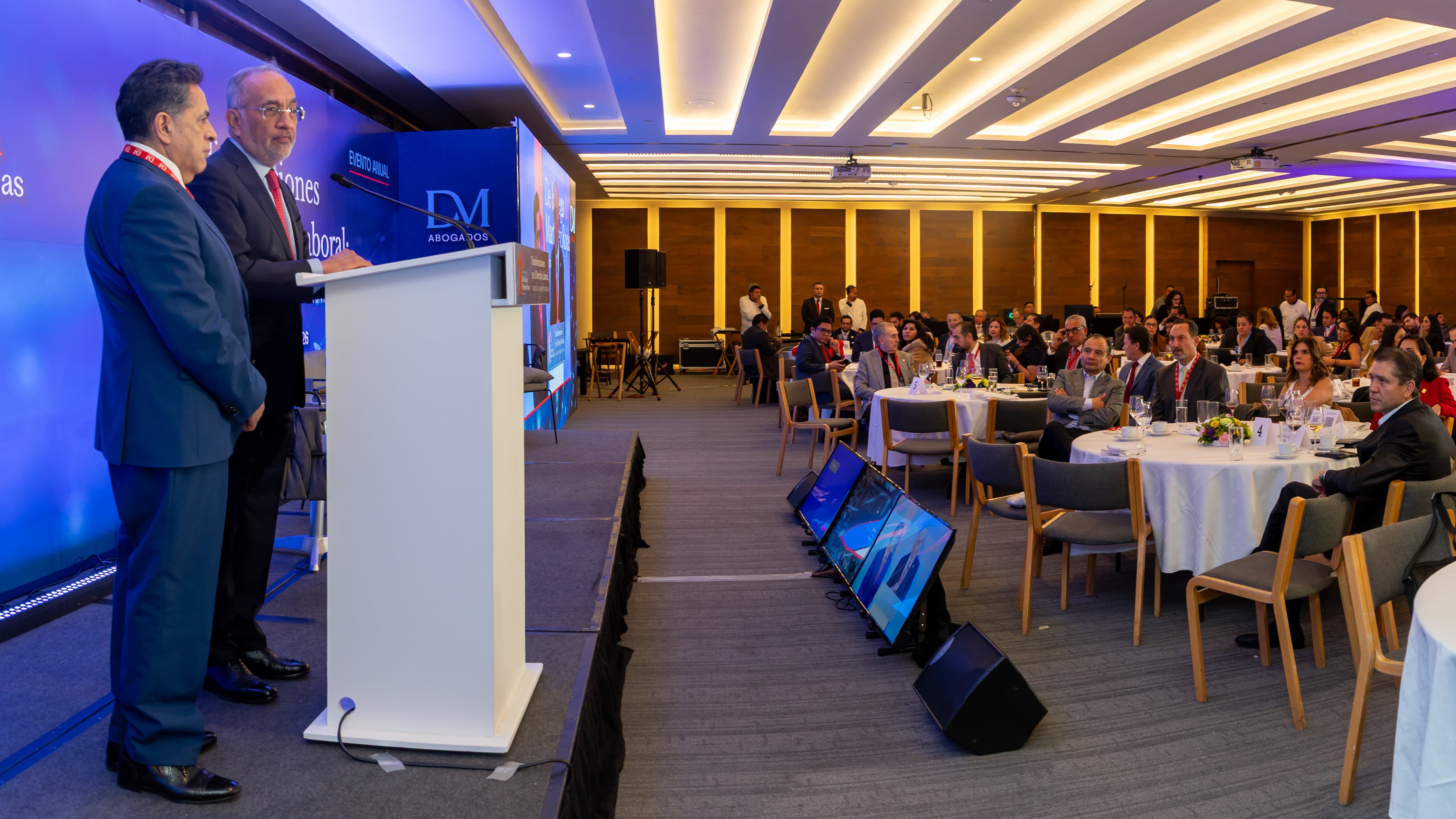 Especialistas, autoridades y líderes sindicales participaron en el 10° aniversario de De La Vega & Martínez Rojas Abogados, donde analizaron los retos del derecho laboral en México, incluyendo la jornada de 40 horas, el T-MEC y el impacto de la inteligencia artificial.