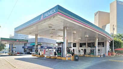 En octubre, los precios de los combustibles en Jalisco mostraron variaciones tanto mensuales como anuales en términos reales y nominales, destacando ligeras reducciones en comparación con el mes anterior y un aumento sostenido en los últimos meses.