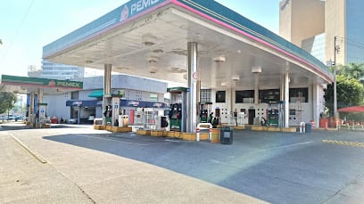 En octubre, los precios de los combustibles en Jalisco mostraron variaciones tanto mensuales como anuales en términos reales y nominales, destacando ligeras reducciones en comparación con el mes anterior y un aumento sostenido en los últimos meses.