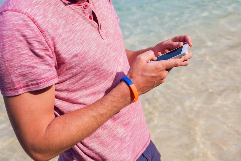 Aunque estés de vacaciones, tus dispositivos no lo están. Un poco de precaución puede ahorrarte muchos dolores de cabeza