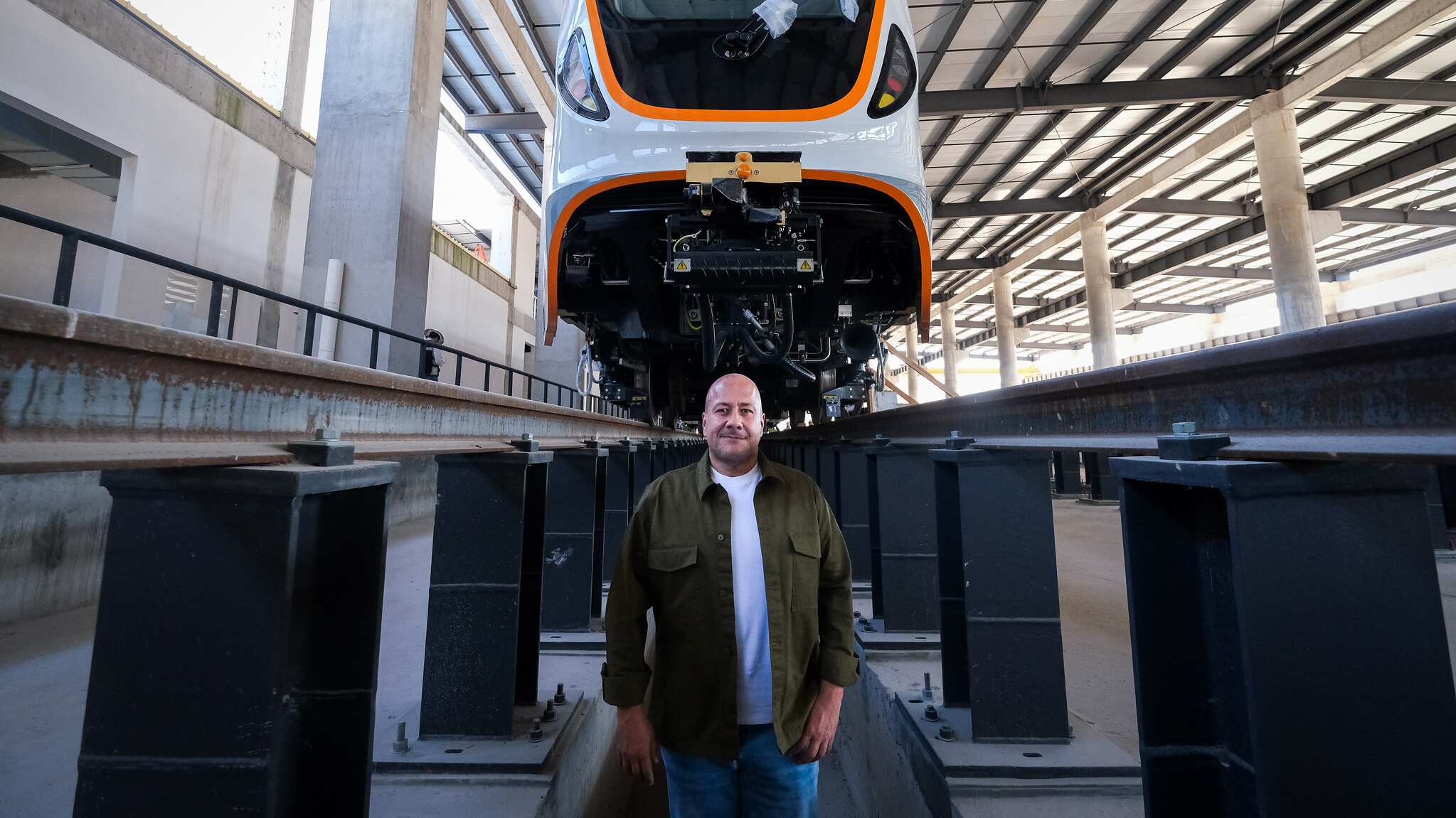 El gobernador de Jalisco, Enrique Alfaro Ramírez, encabezó un recorrido de pruebas dinámicas en la Línea 4 del Tren Ligero, proyecto que transformará la movilidad en el sur de la Zona Metropolitana de Guadalajara. Durante el trayecto, que abarcó estaciones como Tlajomulco Centro, CUTlajo, El Cuervo y Jalisco 200 Años, se verificó que la obra ha alcanzado un 83% de avance, con los 12 trenes eléctricos ya en Guadalajara listos para iniciar pruebas en las próximas semanas.