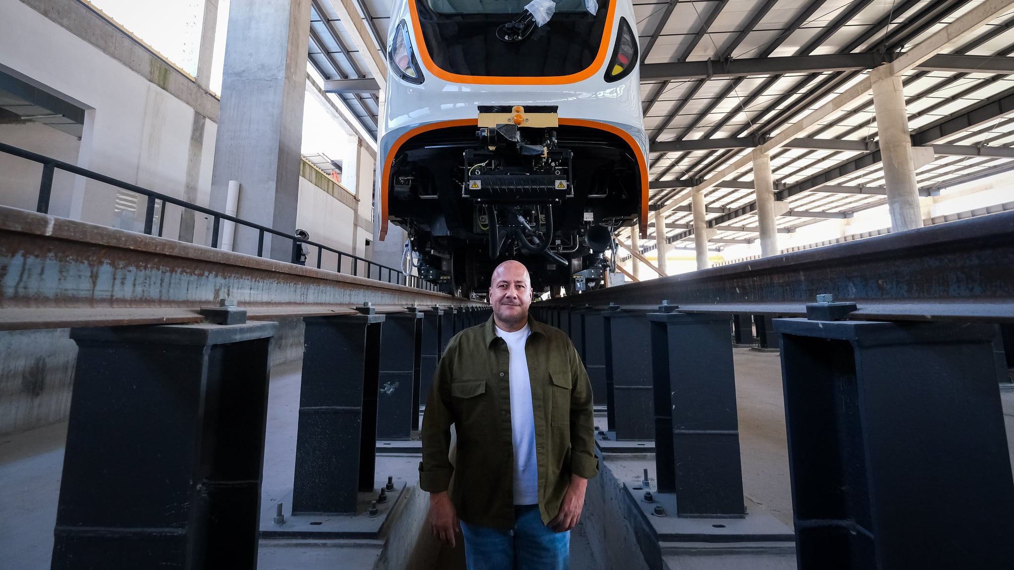 El gobernador de Jalisco, Enrique Alfaro Ramírez, encabezó un recorrido de pruebas dinámicas en la Línea 4 del Tren Ligero, proyecto que transformará la movilidad en el sur de la Zona Metropolitana de Guadalajara. Durante el trayecto, que abarcó estaciones como Tlajomulco Centro, CUTlajo, El Cuervo y Jalisco 200 Años, se verificó que la obra ha alcanzado un 83% de avance, con los 12 trenes eléctricos ya en Guadalajara listos para iniciar pruebas en las próximas semanas.