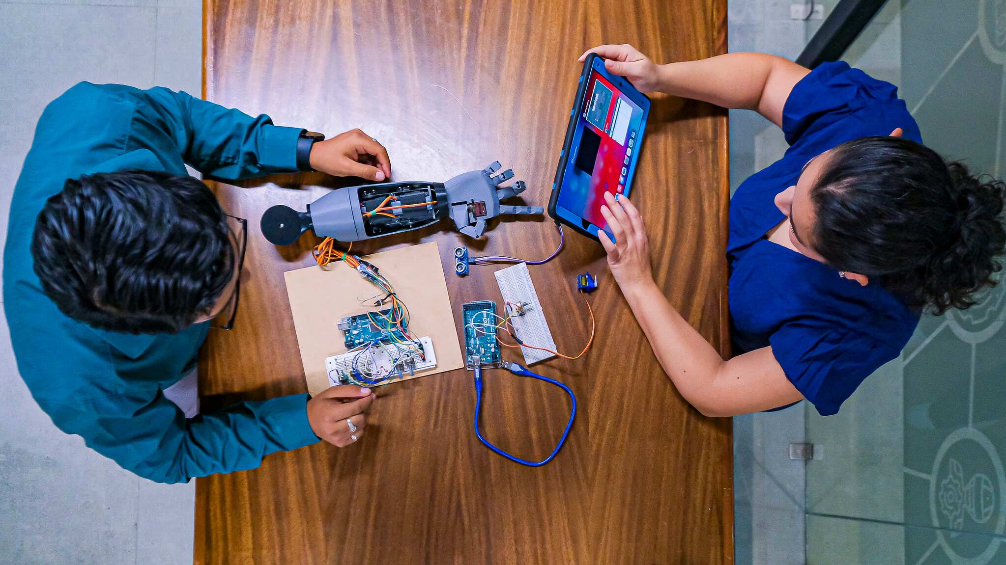 El Gobierno de Jalisco refrendó su compromiso este nuevo año 2025 con la generación de empleos bien remunerados con ingresos superiores a 2.2 salarios mínimos, todo esto a través de la formación de talento como eje.