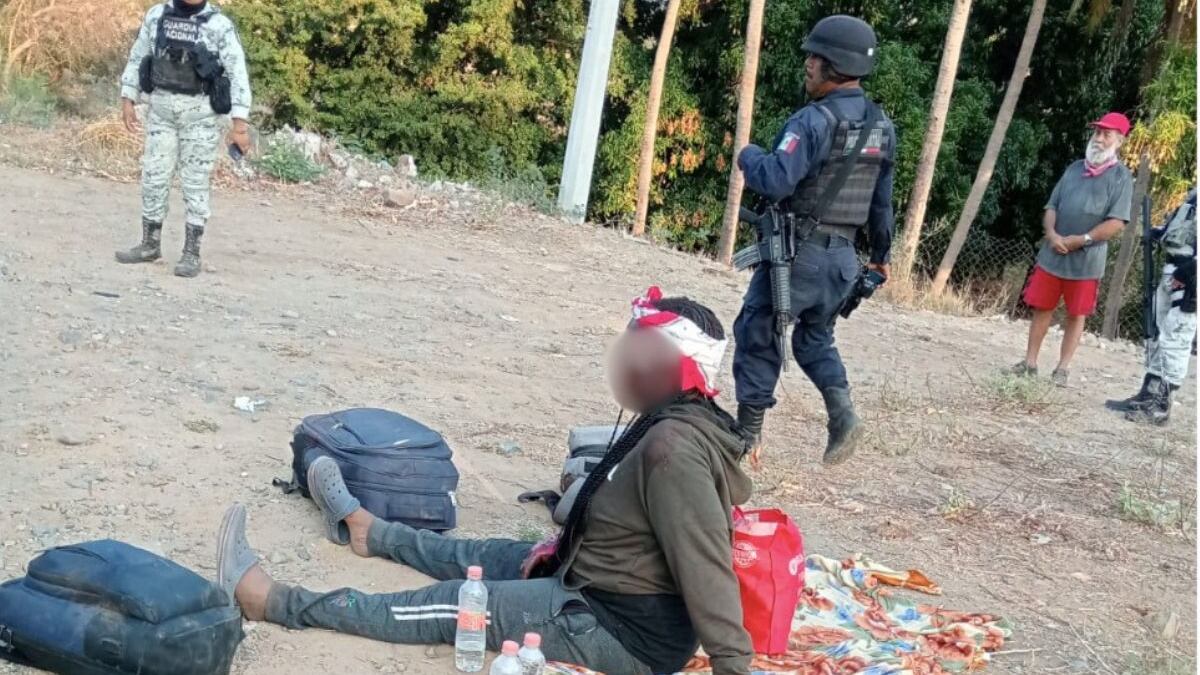 Mueren 3 migrantes y otros 5 quedan heridos por volcadura de camioneta en Oaxaca