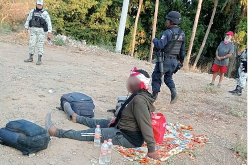 Mueren 3 migrantes y otros 5 quedan heridos por volcadura de camioneta en Oaxaca