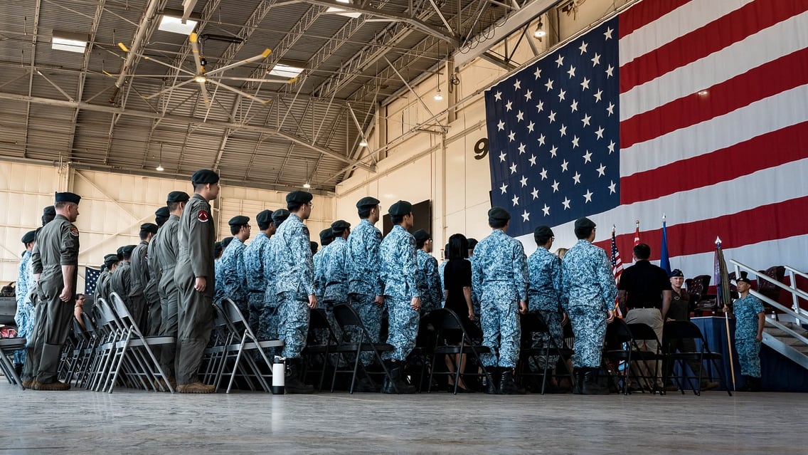 El mando de la Base Aérea Luke subrayó que la seguridad del personal, sus familias y la comunidad fue el eje central de la decisión de activar el confinamiento.