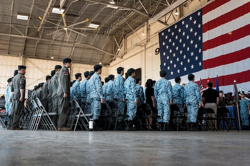 Alarma por posible tirador paraliza la Base Aérea Luke en Arizona; ordenan confinamiento