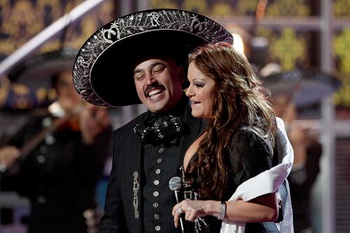 El desgarrador mensaje de Lupillo Rivera tras cumplirse 12 años del accidente que le arrebató la vida Jenni Rivera