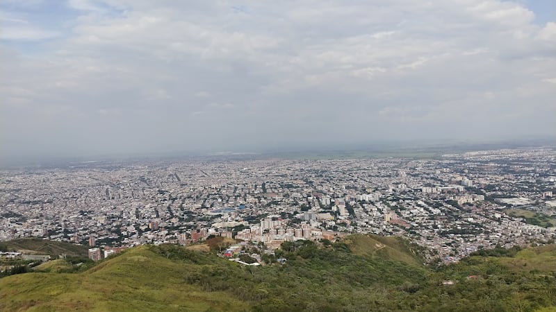 La capital del Valle del Cauca, en Colombia, conquista por la calidez de su gente, la riqueza de su gastronomía y su pasión por la salsa, su sello más auténtico