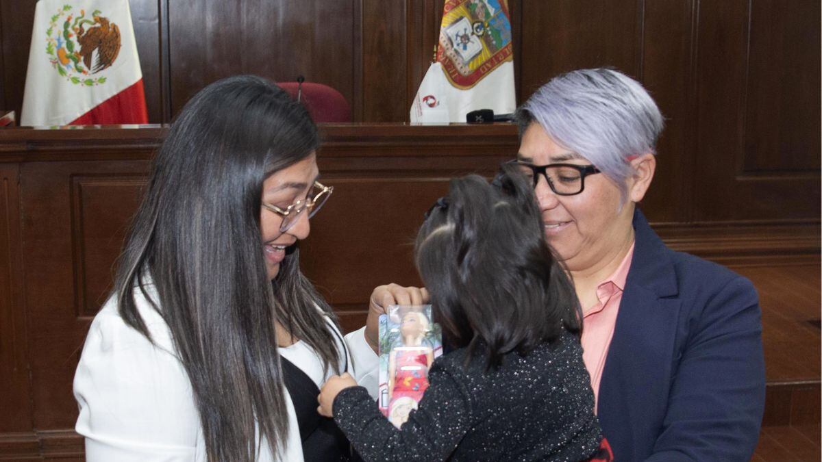 Pareja LGBT marca la historia con la primera adopción homoparental en Edomex