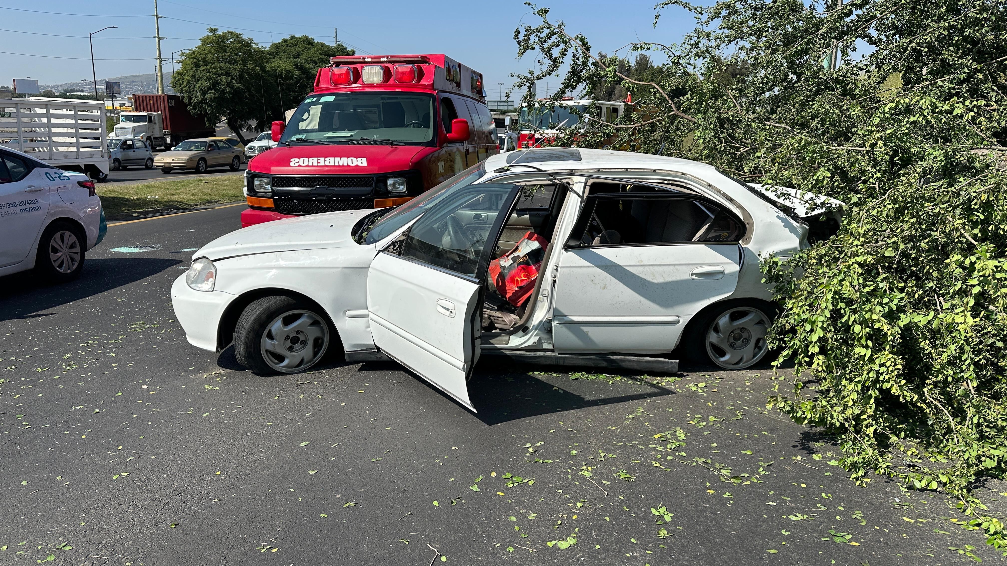 Mujer sale del camino en El Álamo en Tlaquepaque