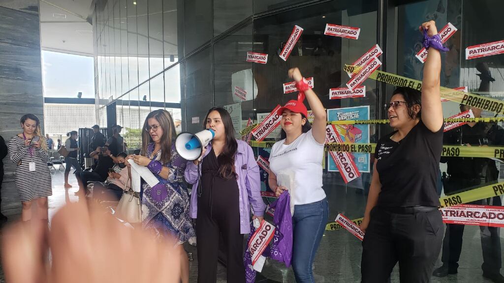 Las feministas acudieron a la CEDHJ, el ayuntamiento de Zapopan y el Palacio de Gobierno en Guadalajara para reclamar la actuación de los funcionarios.
