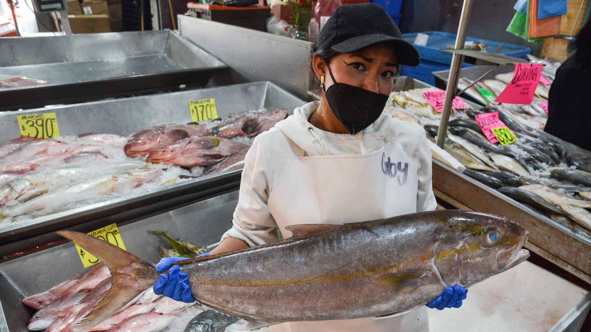El kilo del filete de huachinango alcanzó 720 pesos; el de camarón gigante, 670; y el de langosta, mil 600 pesos; los más baratos son cintilla, lisa y corvina que van de 30 a 60 pesos.