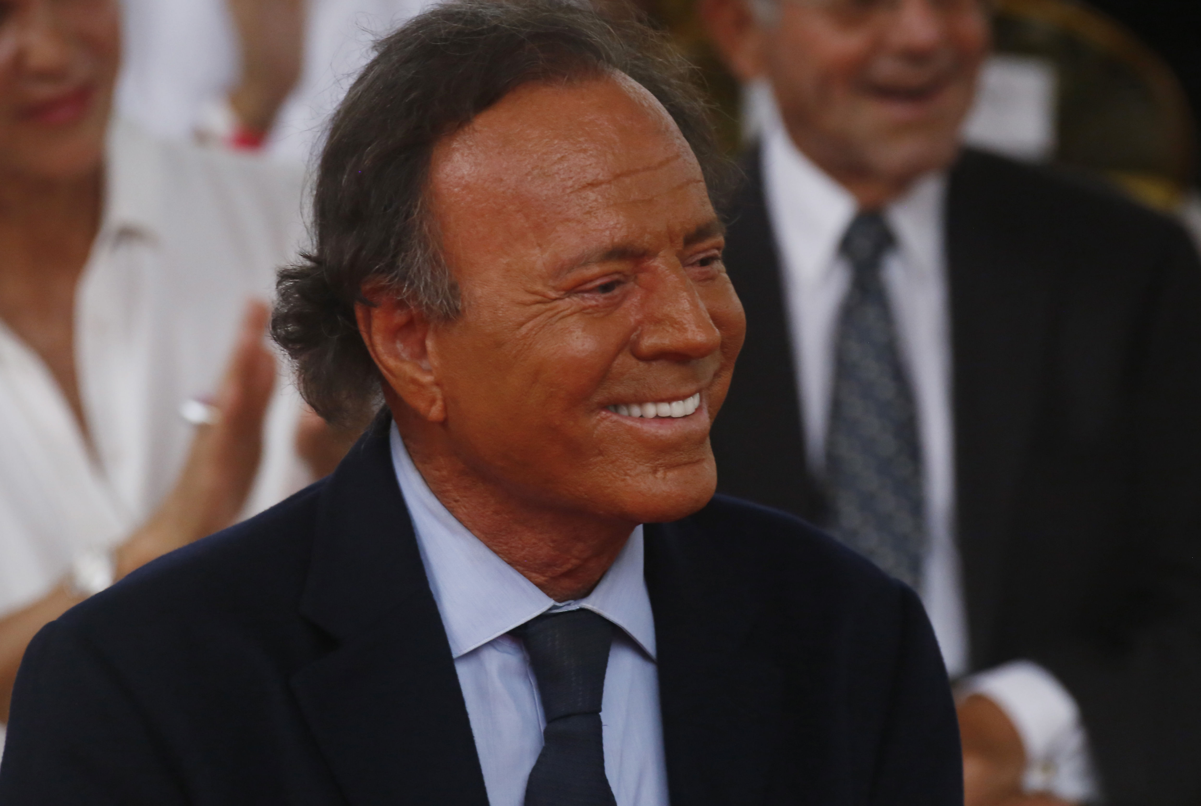 Actor de Televisa dice que víctimas de Julio Iglesias “se tardaron” en denunciar e incendia las redes sociales