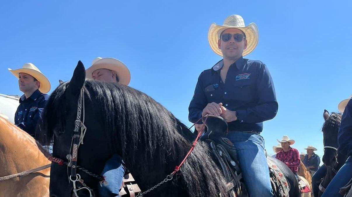 Por la tarde del sábado Gómez.participó en una cabalgata en Bustamante.
