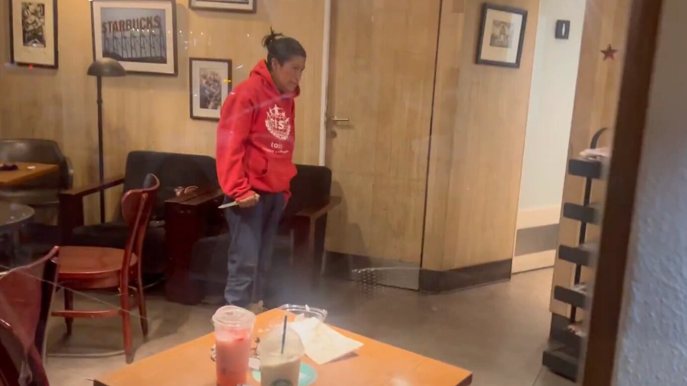Mujer amenaza a trabajadores de Starbucks en la Condesa