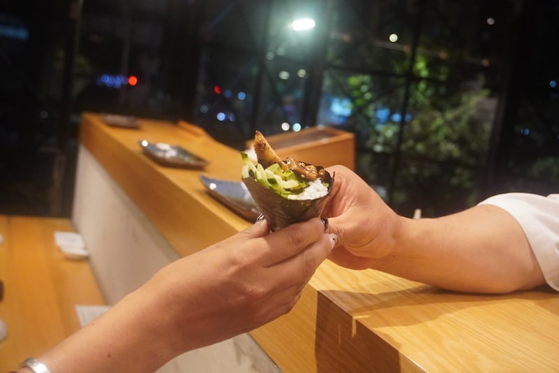 Con una inspiración profundamente oriental, el establecimiento logra crear una experiencia auténtica que se amplifica por sus platillos tradicionales que te harán querer probarlos todos