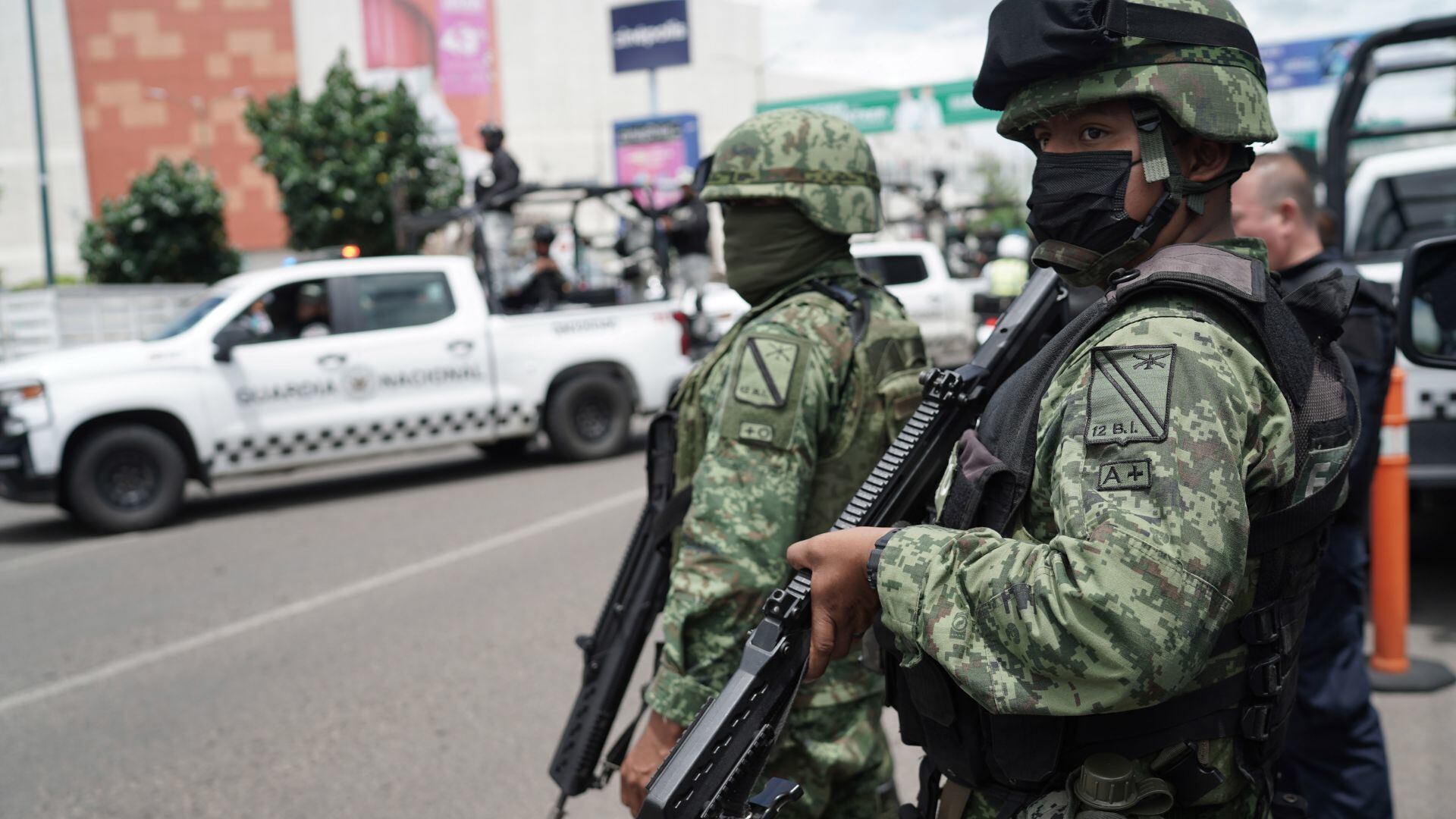 México investiga a dos militares por lavado de dinero
