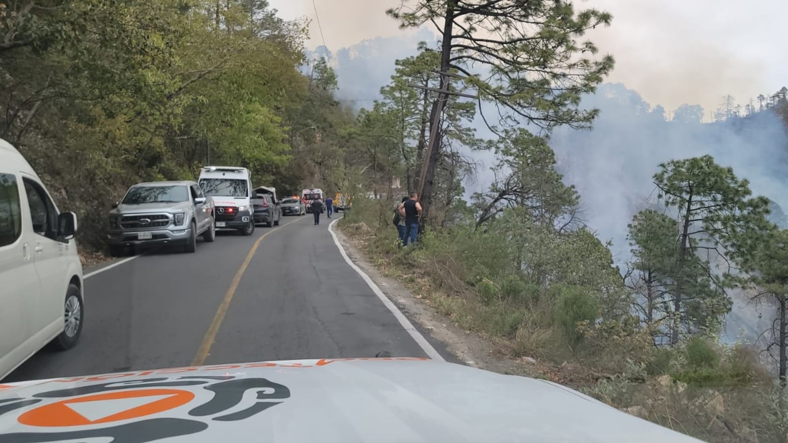 El humo provocado por el incendio es visible a varios kilómetros.