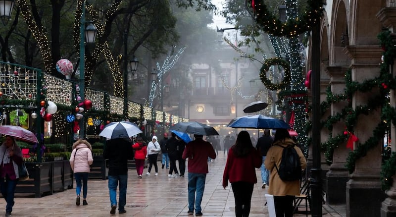El frío y las lluvias previstas para este 24 de diciembre podrían impactar celebraciones, traslados y actividades al aire libre.