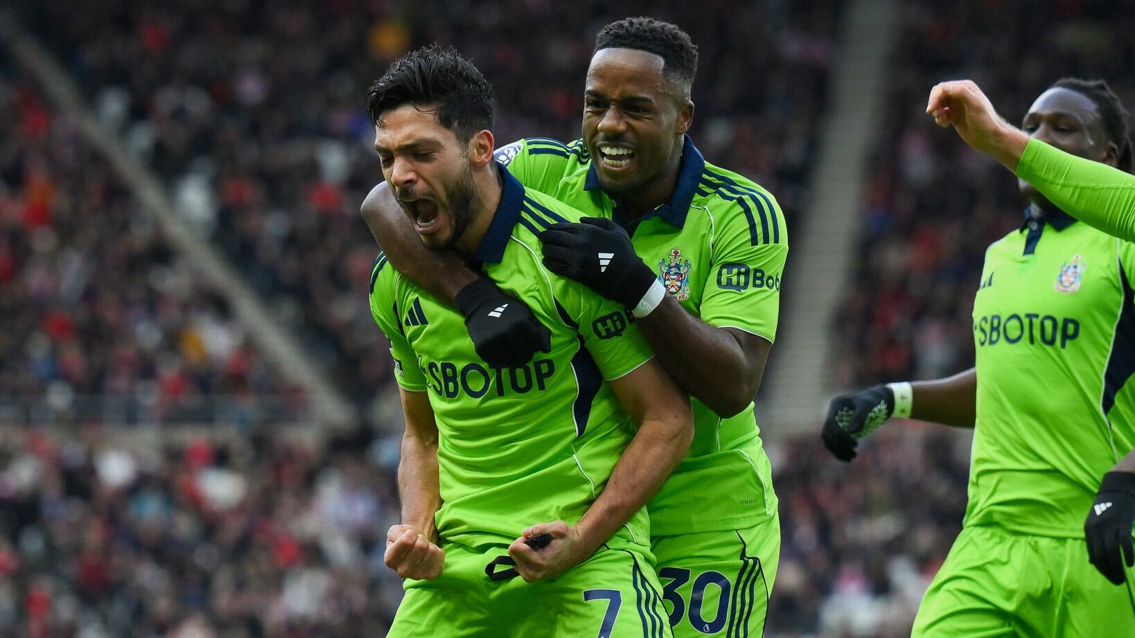 Raúl Jiménez se lució con doblete.