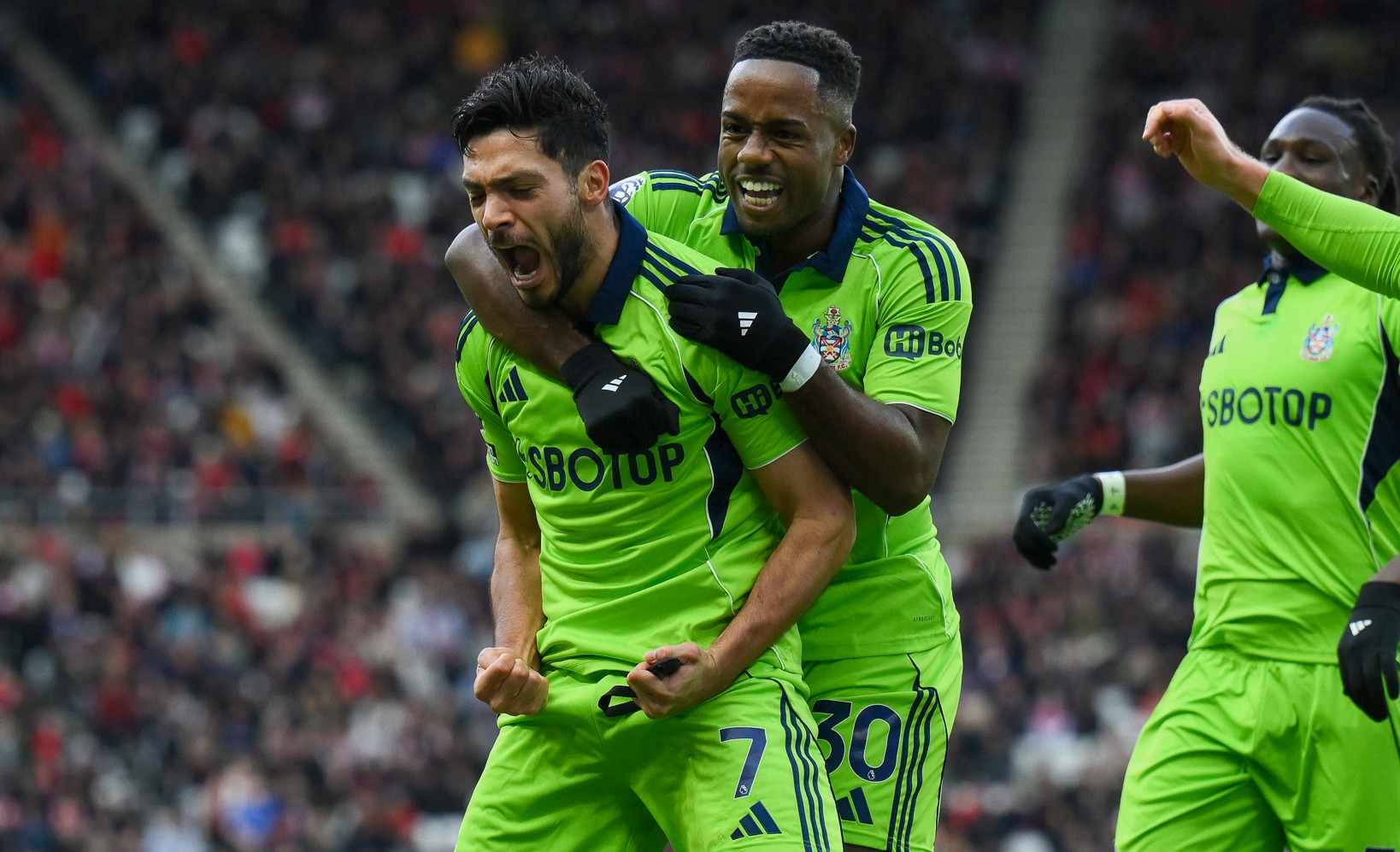 Raúl Jiménez le da el triunfo al Fulham con espectacular doblete: Video