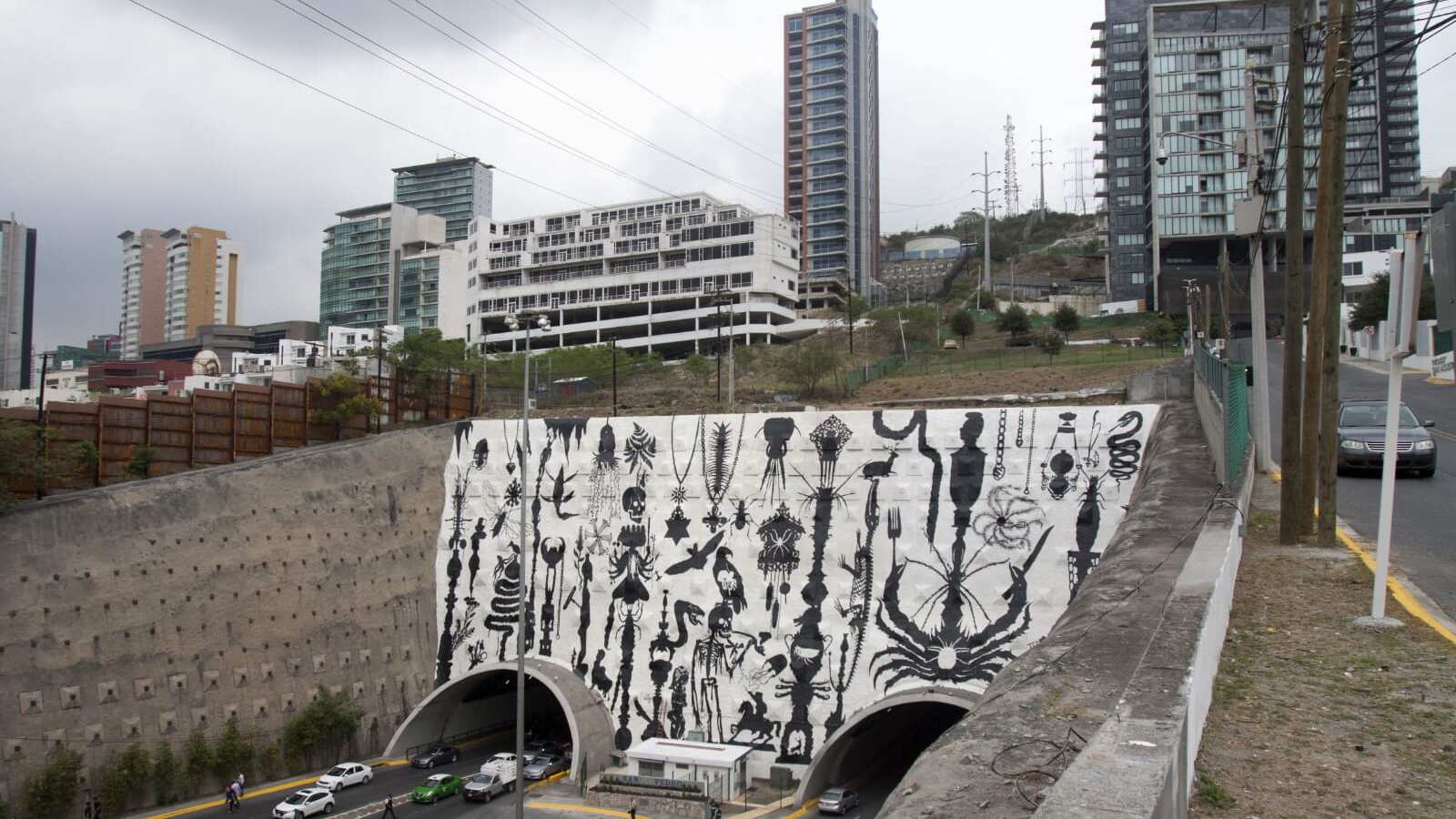 Del lado de San Pedro, sobre el túnel, se construyeron edificios, plazas y hay circulación.