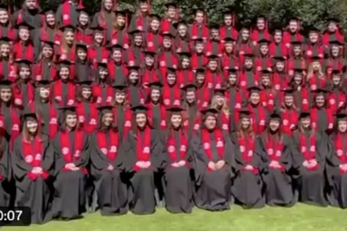 Colapsa estructura durante foto de graduación de escuela en Santa Fe; reportan al menos 10 alumnos lesionados